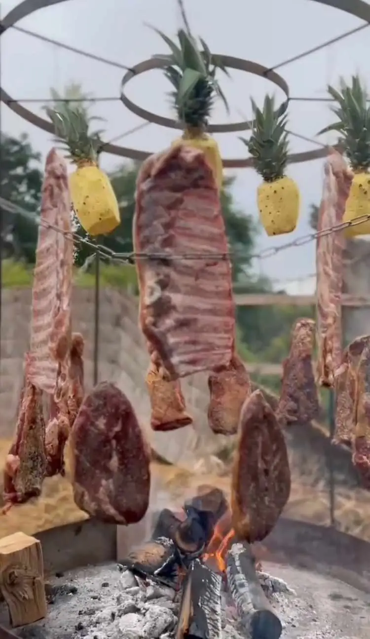 Carnes colgadas al fuego